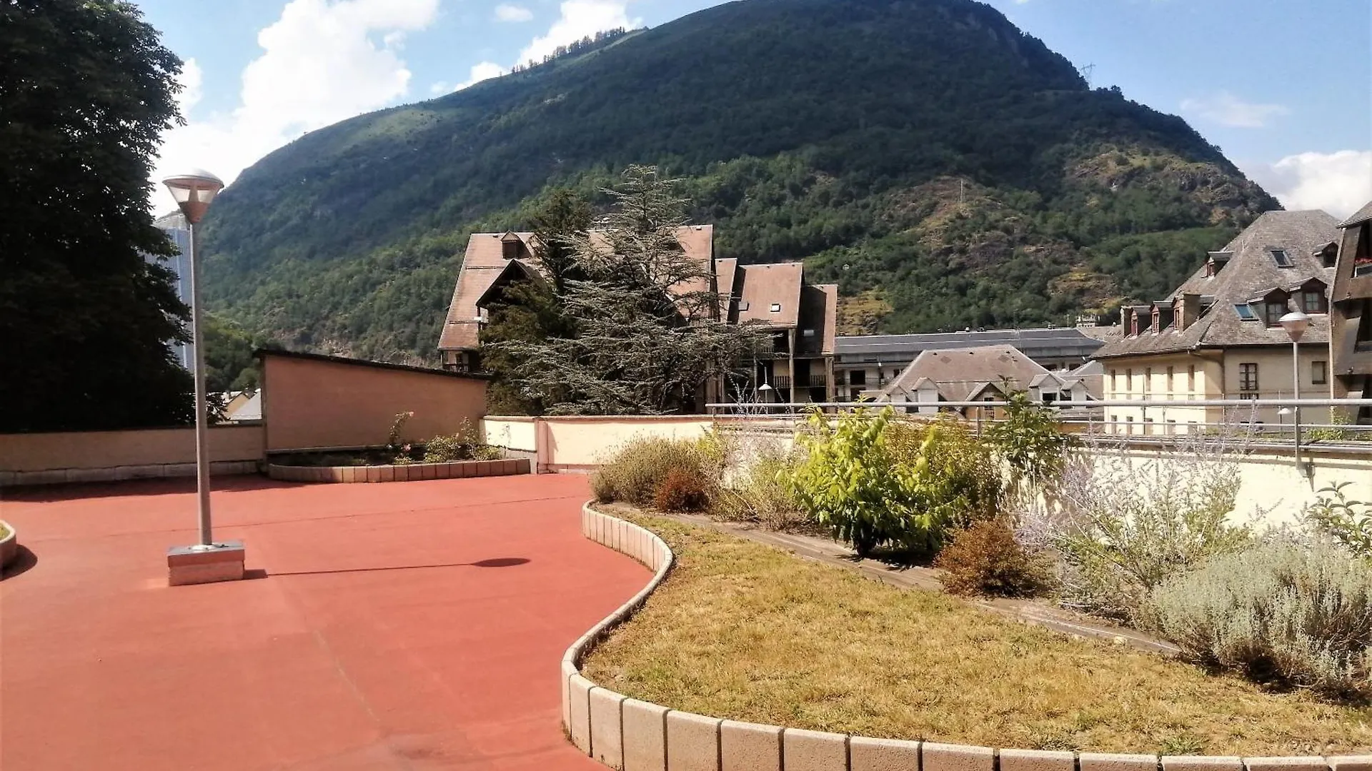 Apartament Charmant T2, Hypercentre, Calme, Terrasse, Parking Bagnères-de-Luchon